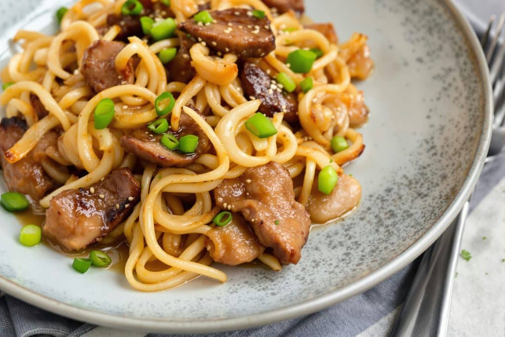 nouilles sautées au bœuf et oignons