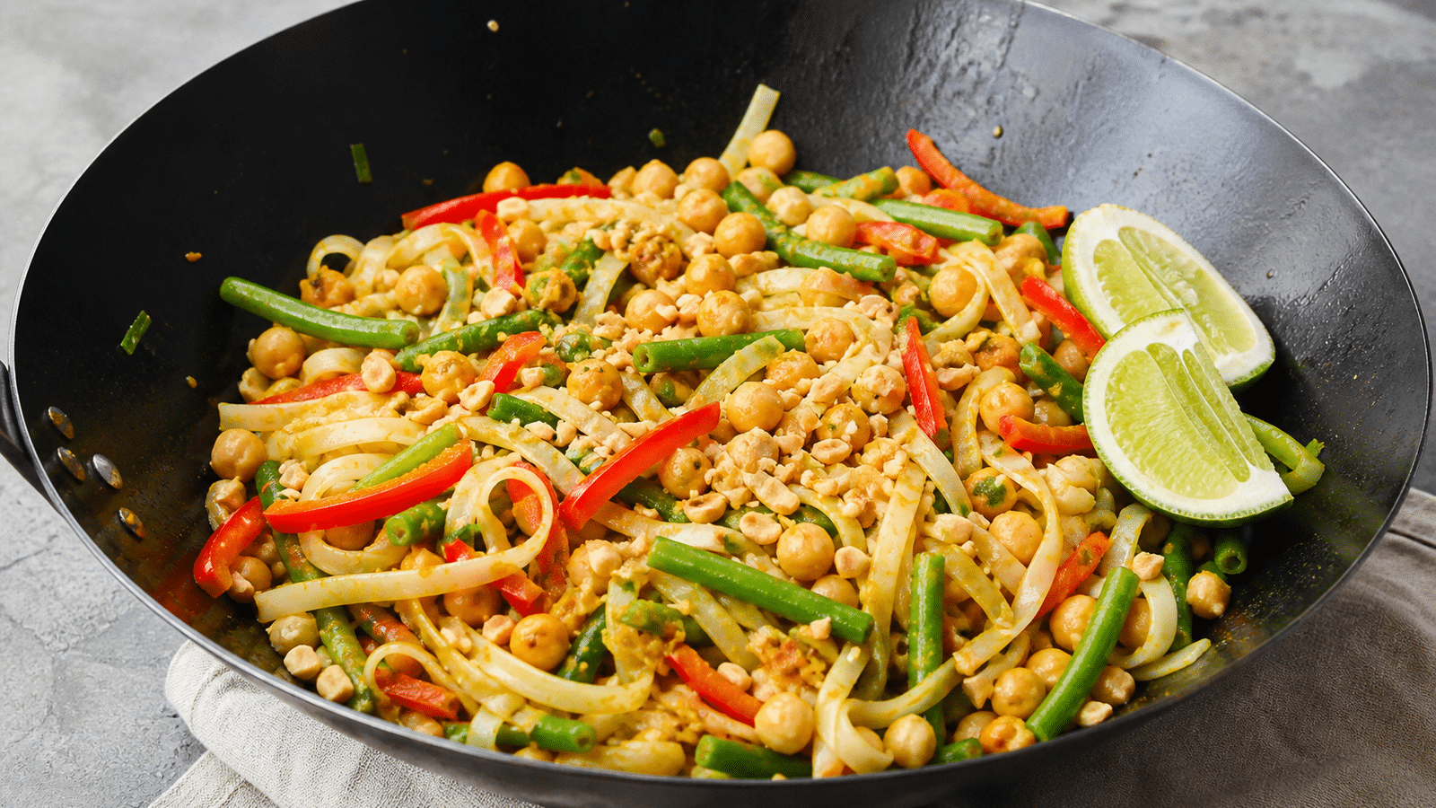 Wok thaï végétarien aux nouilles de riz et légumes